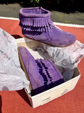 Minnetonka Kids Purple Suede Fringe Moccasin booties in box